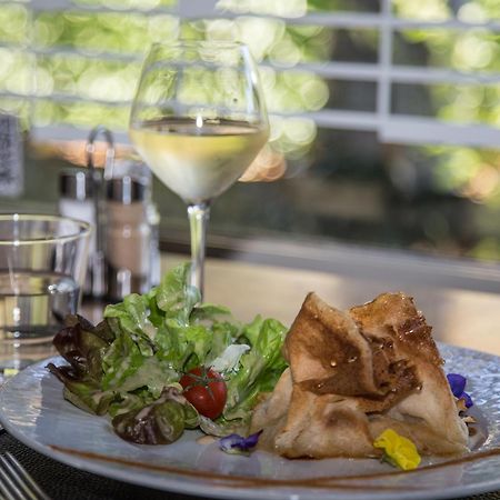 Logis Hotel Restaurant Des Acacias Lille Neuville En Ferrain Нювил-ан-Феран Екстериор снимка