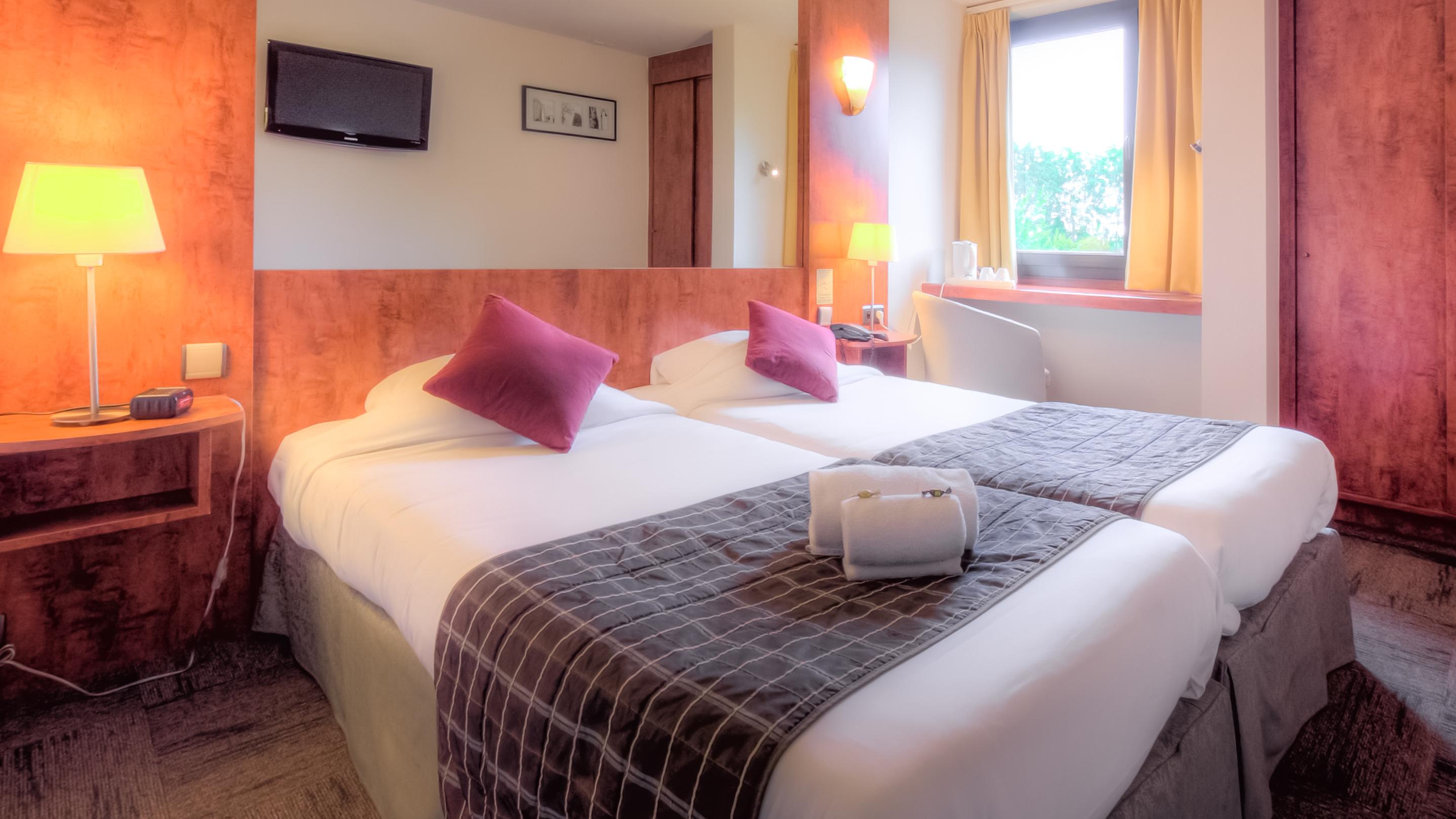 Logis Hotel Restaurant Des Acacias Lille Neuville En Ferrain Нювил-ан-Феран Екстериор снимка