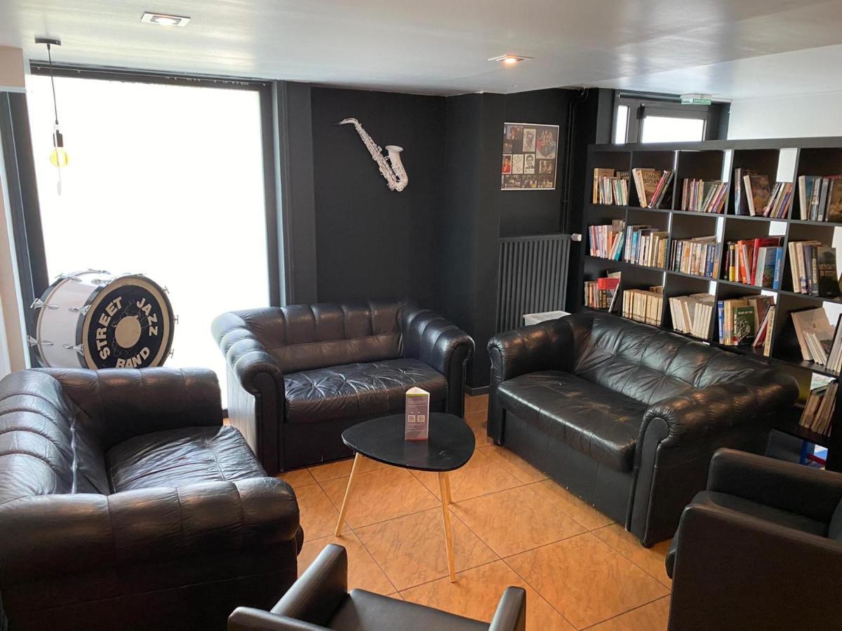 Logis Hotel Restaurant Des Acacias Lille Neuville En Ferrain Нювил-ан-Феран Екстериор снимка
