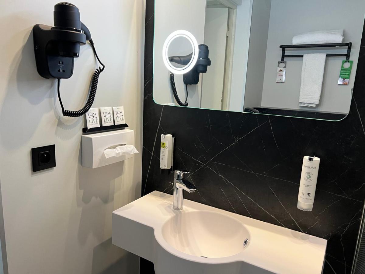 Logis Hotel Restaurant Des Acacias Lille Neuville En Ferrain Нювил-ан-Феран Екстериор снимка