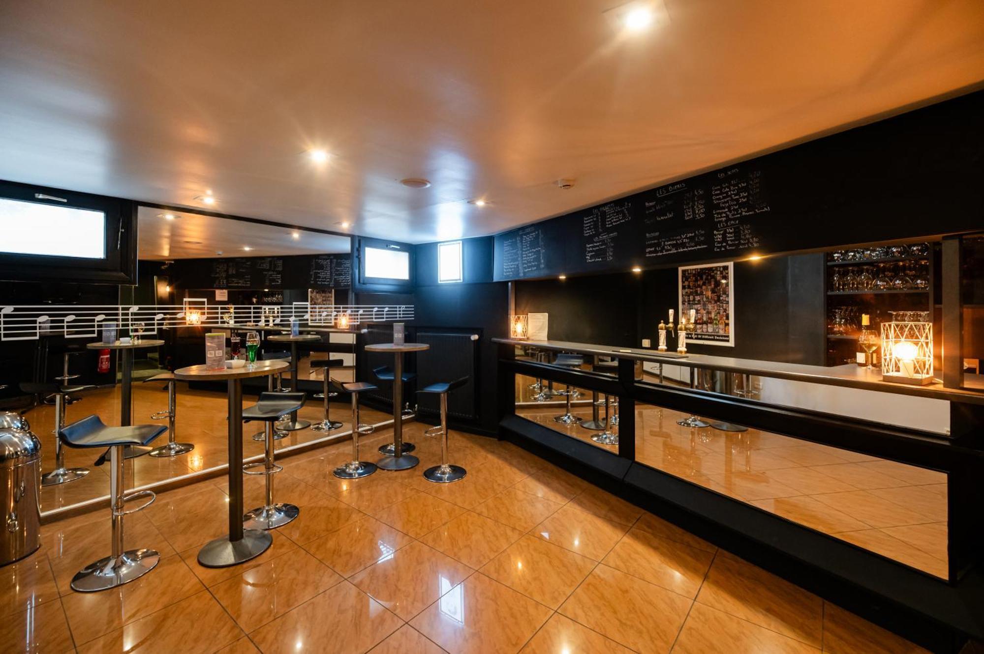Logis Hotel Restaurant Des Acacias Lille Neuville En Ferrain Нювил-ан-Феран Екстериор снимка