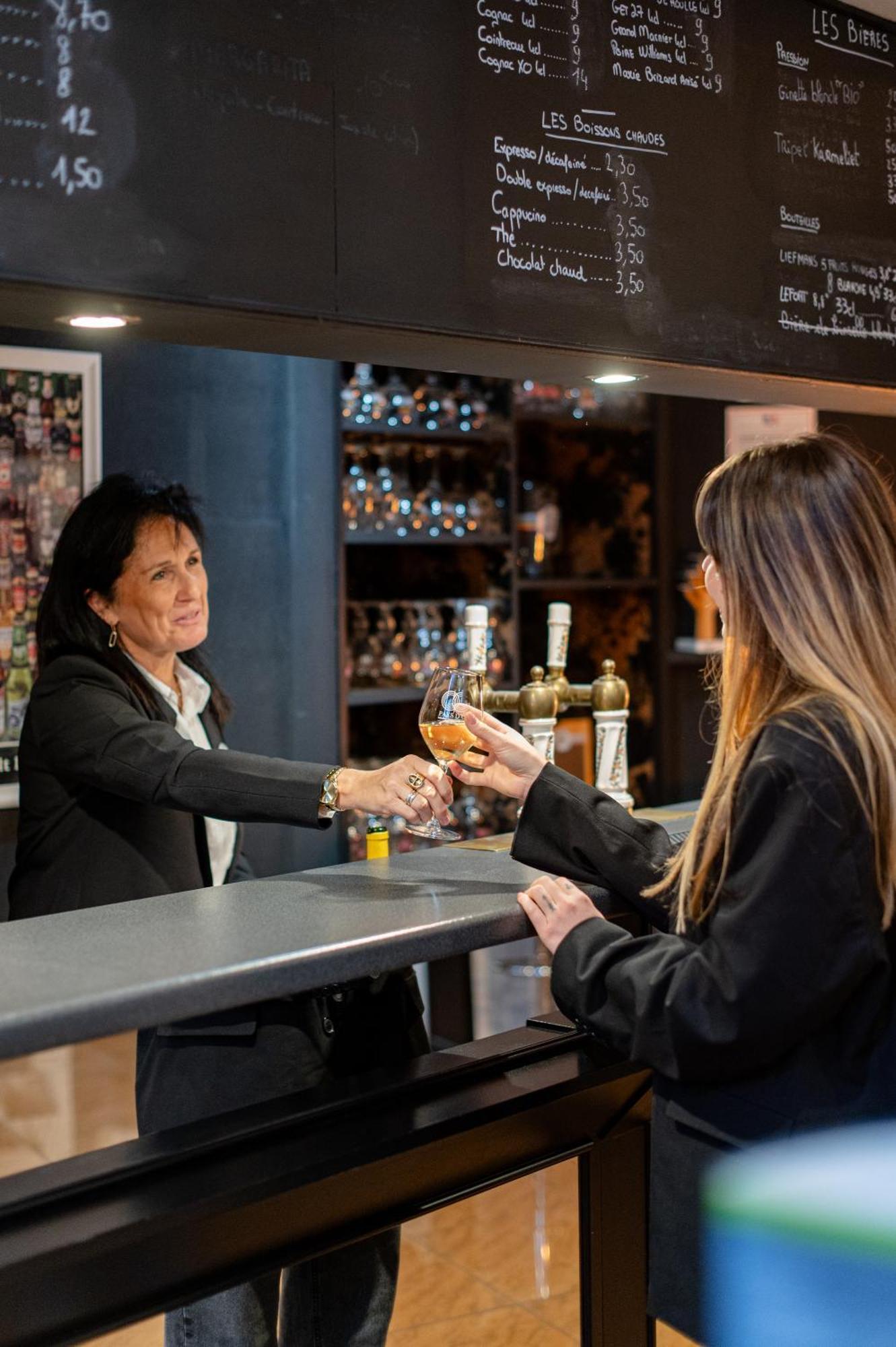 Logis Hotel Restaurant Des Acacias Lille Neuville En Ferrain Нювил-ан-Феран Екстериор снимка