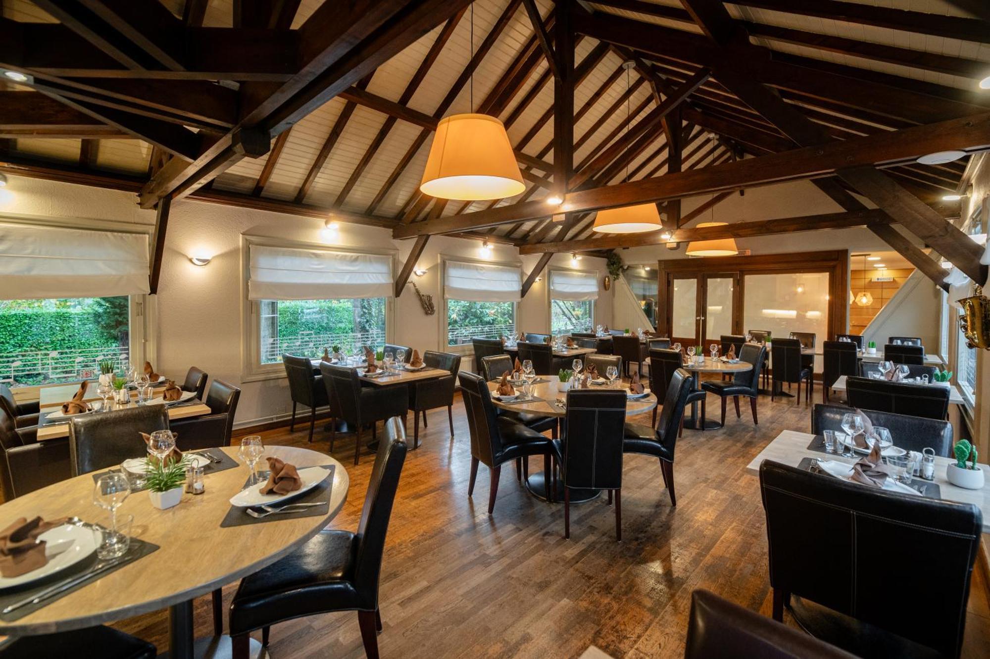 Logis Hotel Restaurant Des Acacias Lille Neuville En Ferrain Нювил-ан-Феран Екстериор снимка