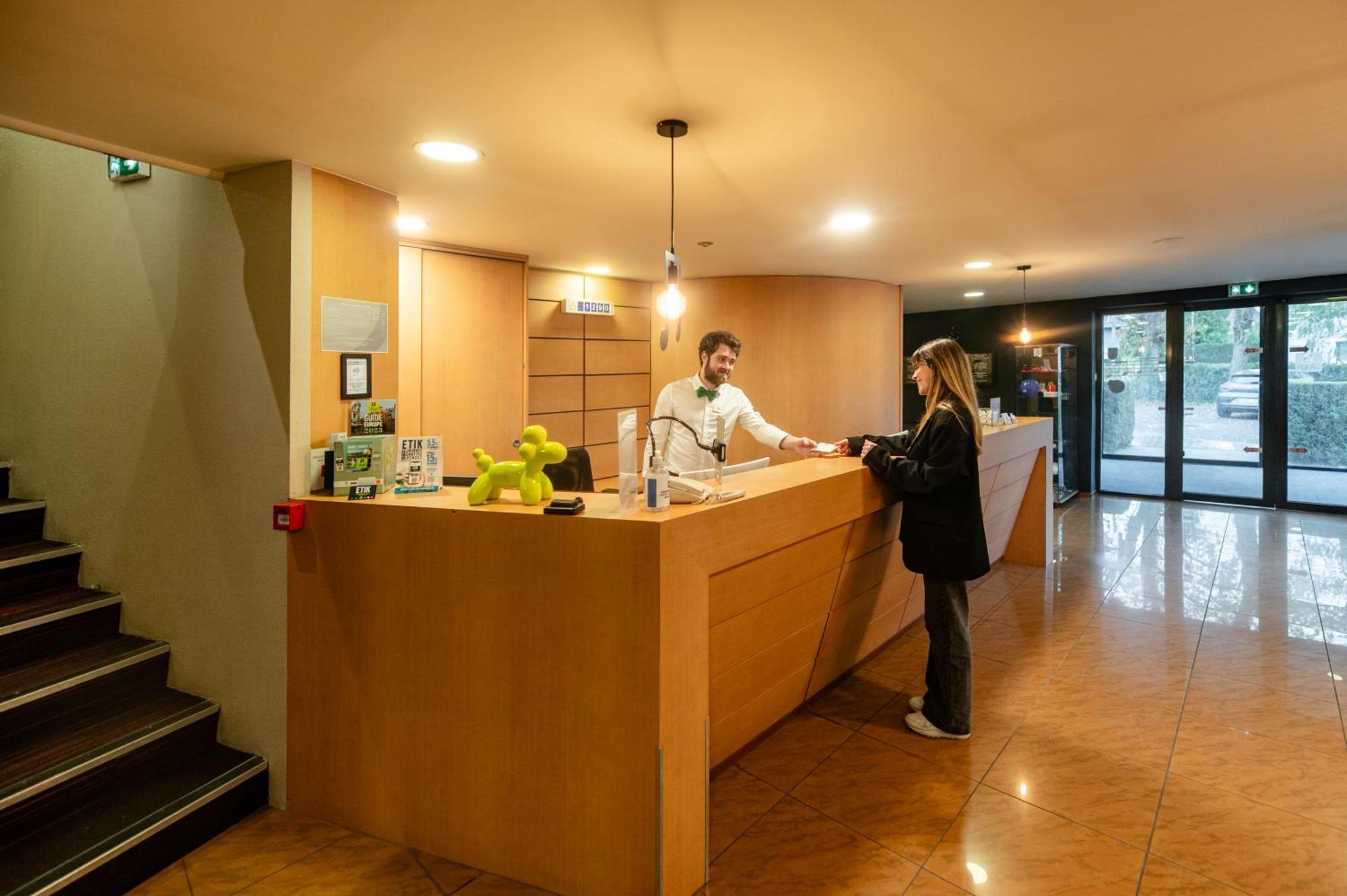 Logis Hotel Restaurant Des Acacias Lille Neuville En Ferrain Нювил-ан-Феран Екстериор снимка