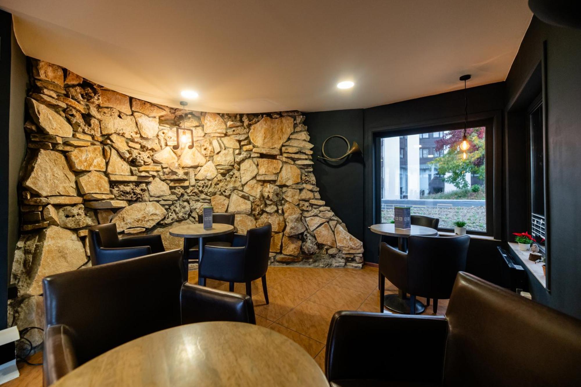 Logis Hotel Restaurant Des Acacias Lille Neuville En Ferrain Нювил-ан-Феран Екстериор снимка
