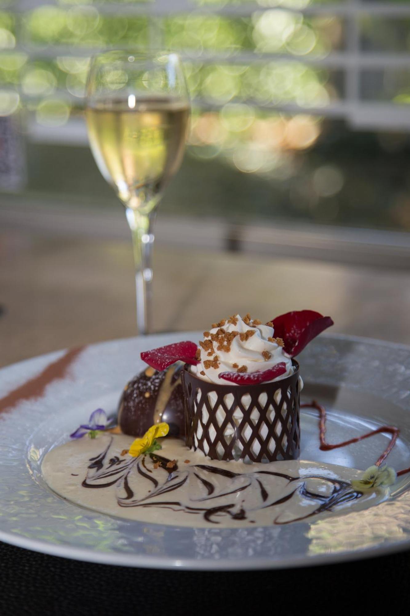 Logis Hotel Restaurant Des Acacias Lille Neuville En Ferrain Нювил-ан-Феран Екстериор снимка