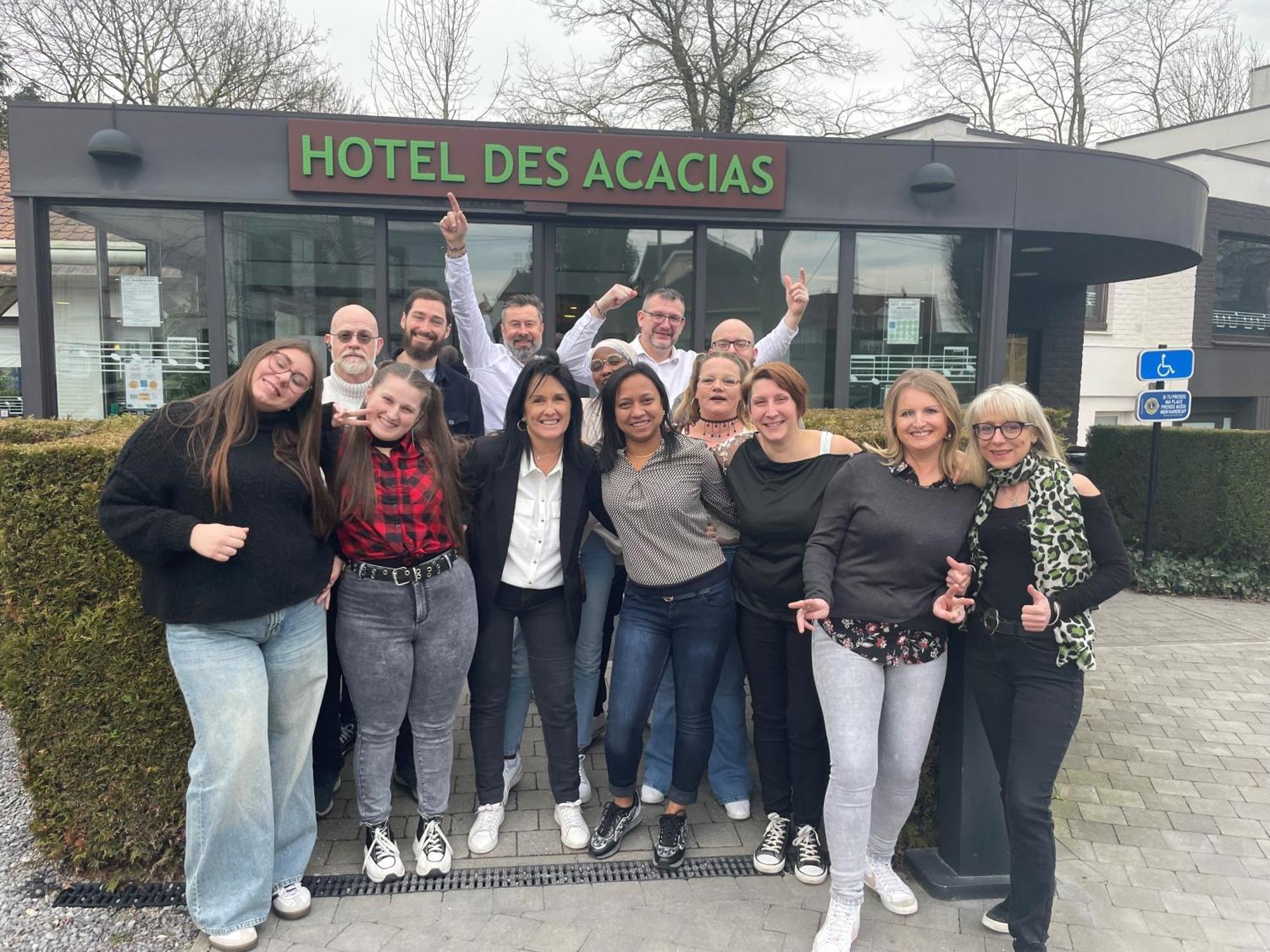 Logis Hotel Restaurant Des Acacias Lille Neuville En Ferrain Нювил-ан-Феран Екстериор снимка