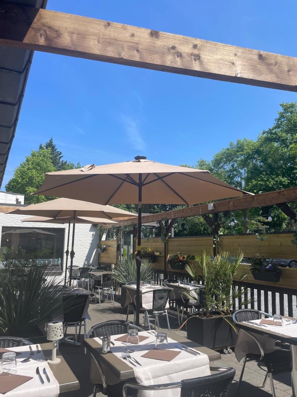 Logis Hotel Restaurant Des Acacias Lille Neuville En Ferrain Нювил-ан-Феран Екстериор снимка